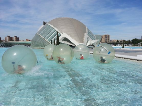 CACiencies's tweet photo. Un día genial para disfrutar del lago. ¡Elige entre Kayak o Waterball! https://t.co/NqlP1pnMEF https://t.co/vQBQd5f4bt