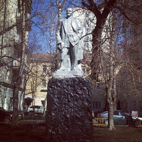 У центрі Москви обезголовили Леніна (ФОТО) Фото 1
