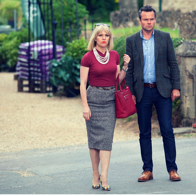 Agatha Raisin, la série TV (suite) - Page 3 CkVwgjiWUAAABjd