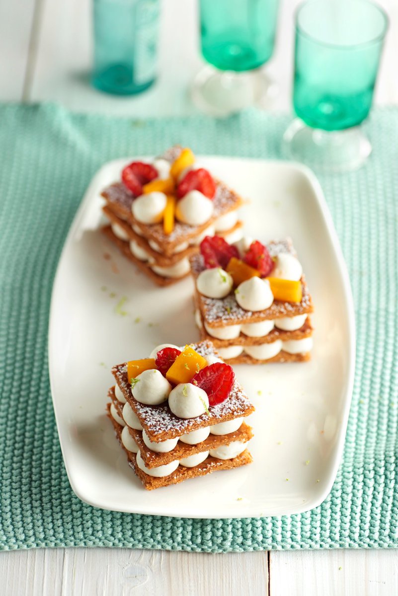 Disfruta estas #Milhojas de hojaldre con frutas y crema ligera elaboradas por <a href="/AmandaLPostre/">Amanda Laporte</a> lavidasabemejor.es/dulces-de-siem…