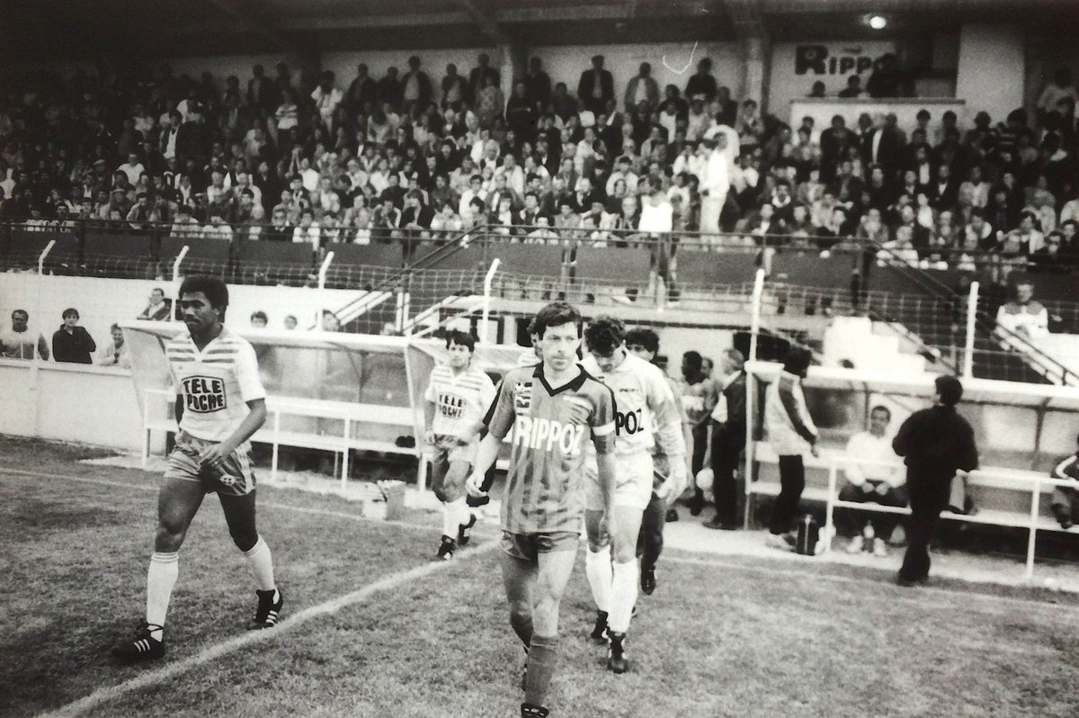 📷  Saurez-vous reconnaître le joueur, évoluant sous les couleurs du <a href="/FCNantes/">FC Nantes</a> à gauche, ici au Stade Y. Jaguin ?