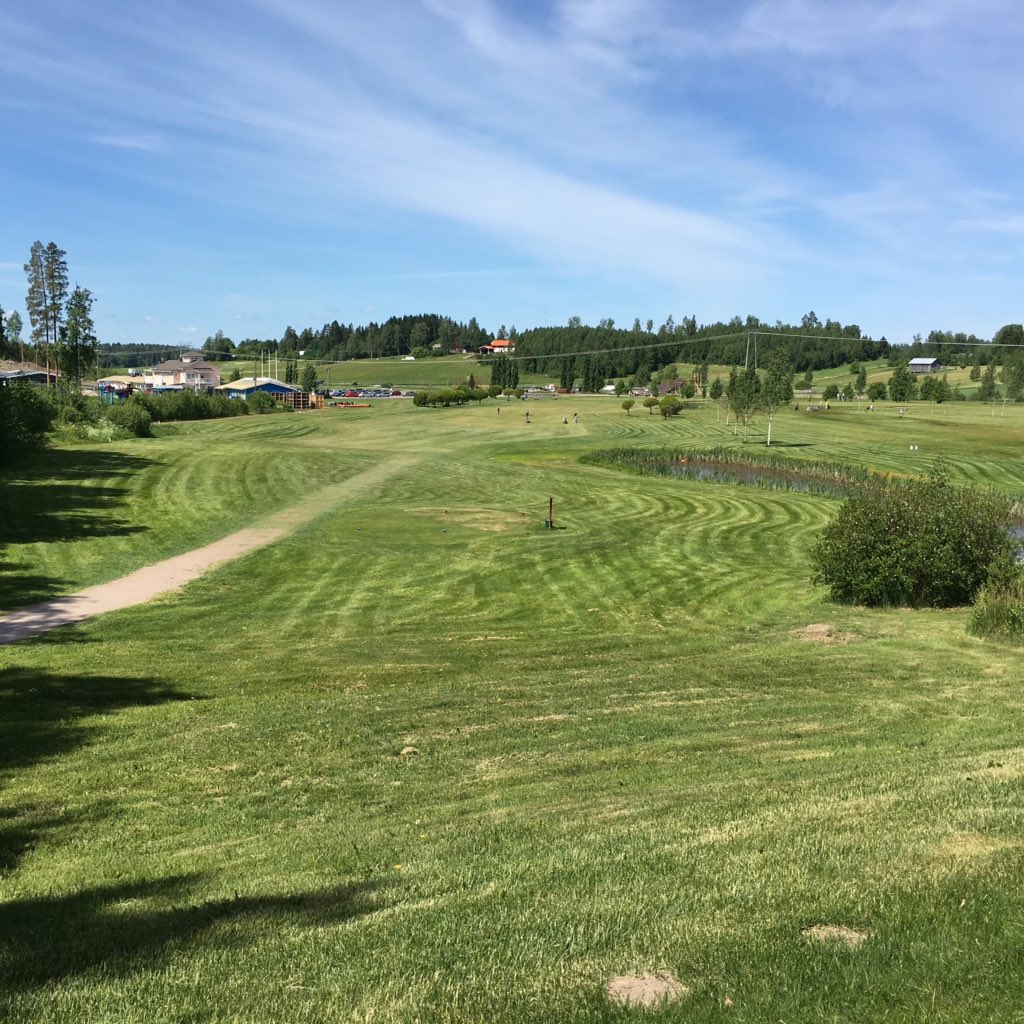 EijaMaritta's tweet photo. Katson maalaismaisemaa ja ymmärrän... Ensi kertaa kiertelemässä yli neljä tuntia näissä maisemissa. :) #vihtigolf https://t.co/sTcDLtO9V2