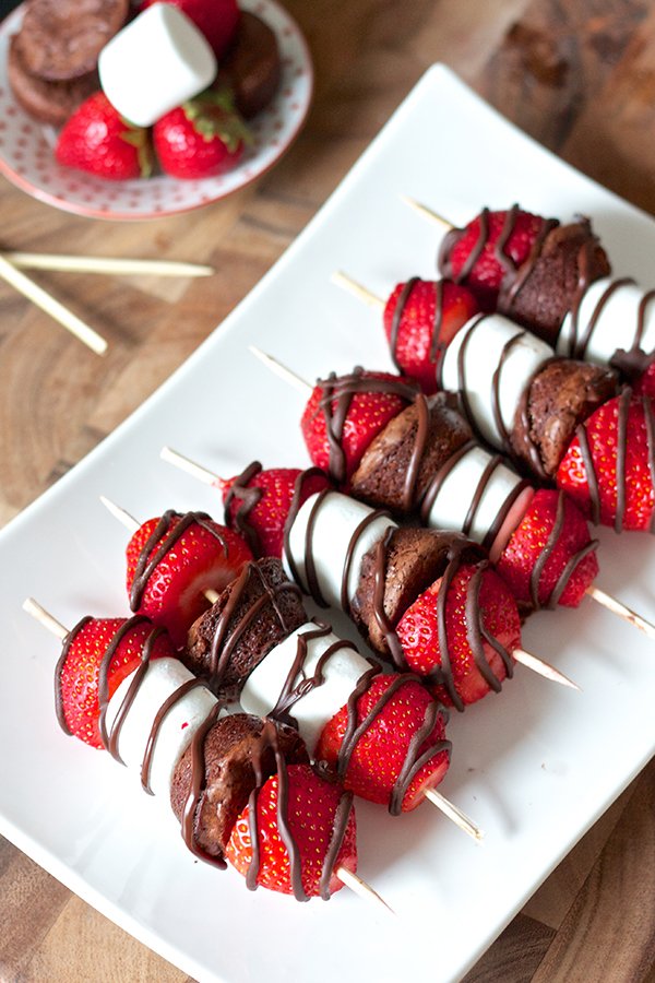 Perfect summer party treat! Strawberry Brownie Kabobs! #NoBakingRequired bit.ly/1UsdEHM