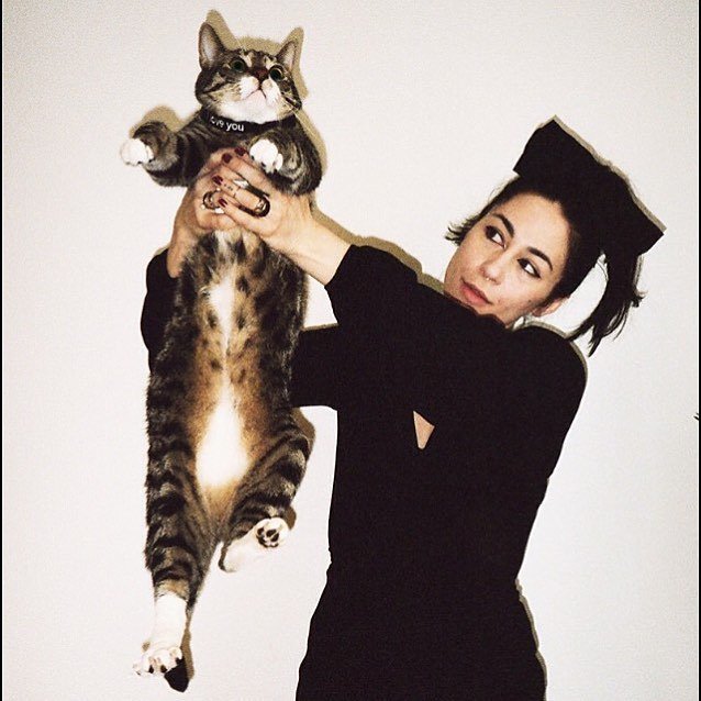 ELLEINDIA's tweet photo. Follow @girlsandtheircats, a photo series from NYC photographer @briannewills, for a daily… https://t.co/MVNl1chkhY https://t.co/PnhzmiFs93