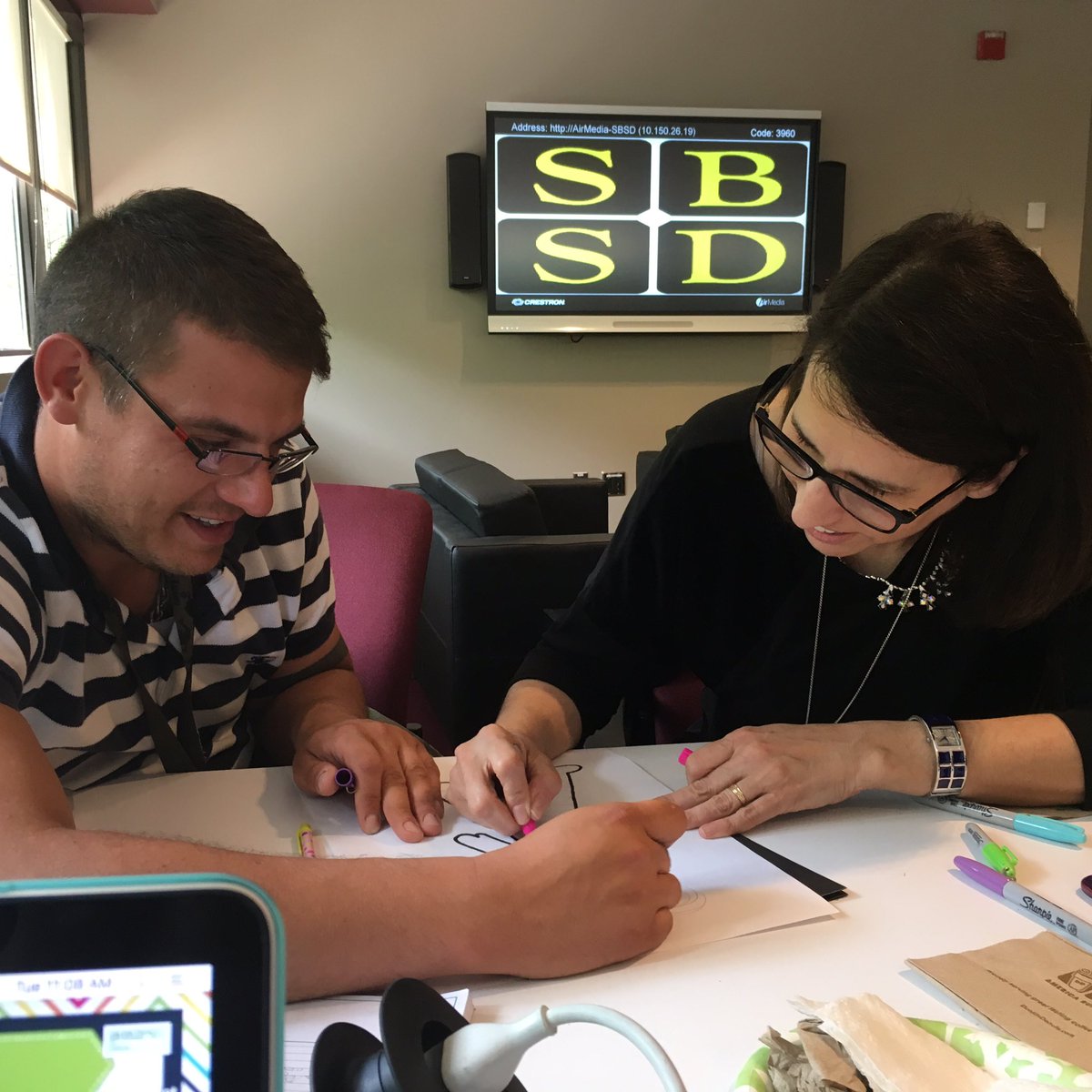 LisforLarisa's tweet photo. @SBTechADavis @MsLosito creating our #studentofthefuture #sbpdchat https://t.co/jniXcMwUs8