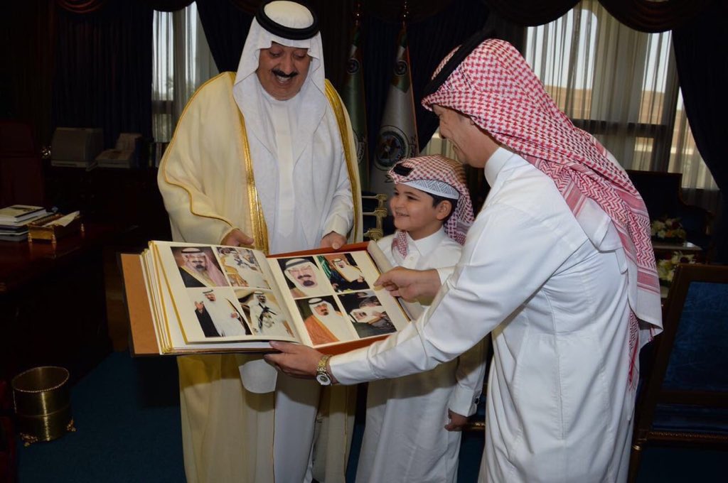 wa6ani_1's tweet photo. الأمير #متعب_بن_عبدالله يحقق أمنية الطفل خالد بن علي العنزي الذي كان يتمنى مقابلته . #السعودية https://t.co/OEOKf1XTbt