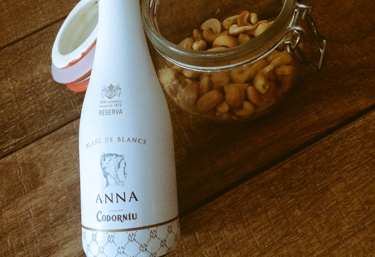 esbaulies's tweet photo. Aperitivos para días de calorcito @AnnaCodorniu_ES #anacardos #relaxing #takingenergy https://t.co/AC2ccwRyyV