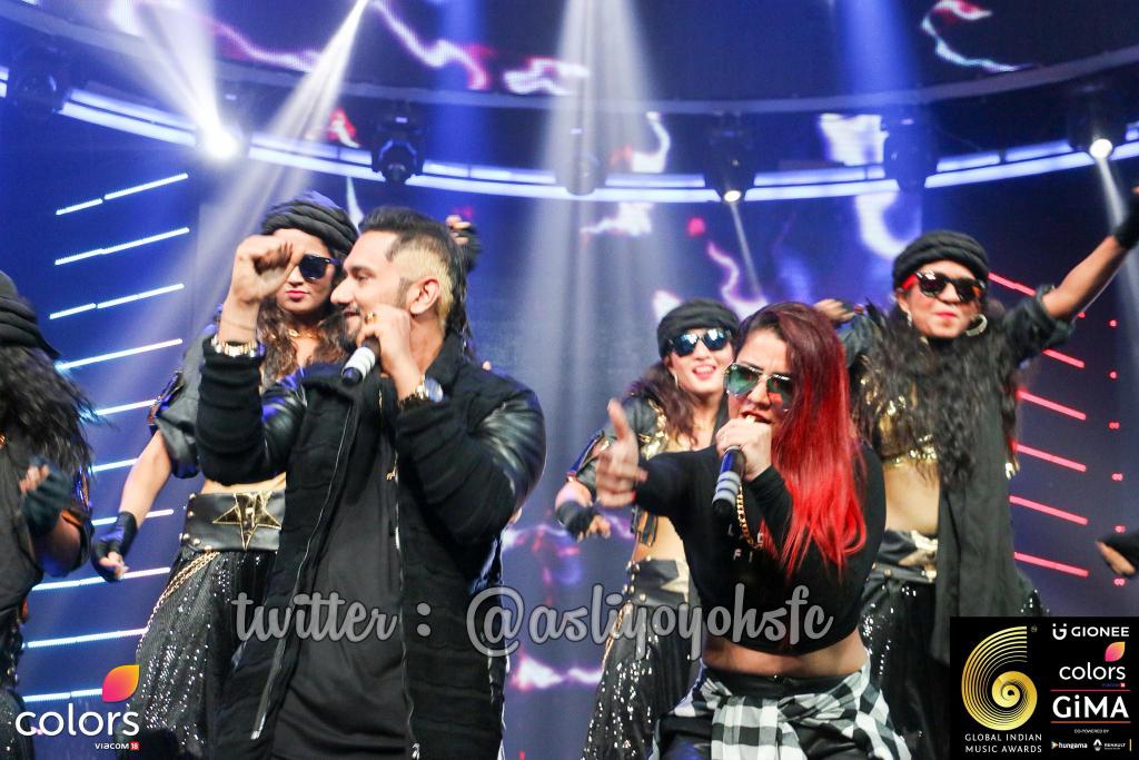 Here are some pics from #GiMA2016 where @asliyoyo & @JasmineSandlas performing on #RaatJashanDi @ColorsTV