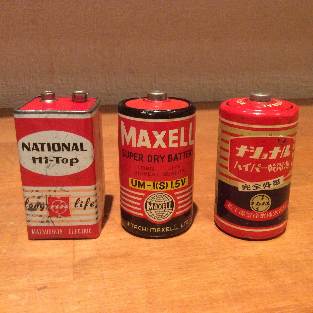 mxbhd's tweet photo. 古ーい電池が出てきた。たぶん昭和40年代の物で左は現在滅多にお目にかからない6V集合電池。あとは単一電池。古い！ https://t.co/PPy0EvIk0L