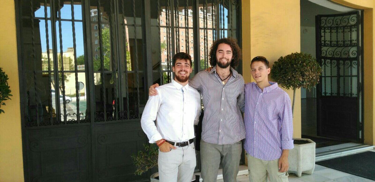 SharenLive's tweet photo. Tras la defensa, mejor acompañados imposible. #multidisciplinar #theteam #SharenLive #EmprendeUS https://t.co/rKJGHGPNbY