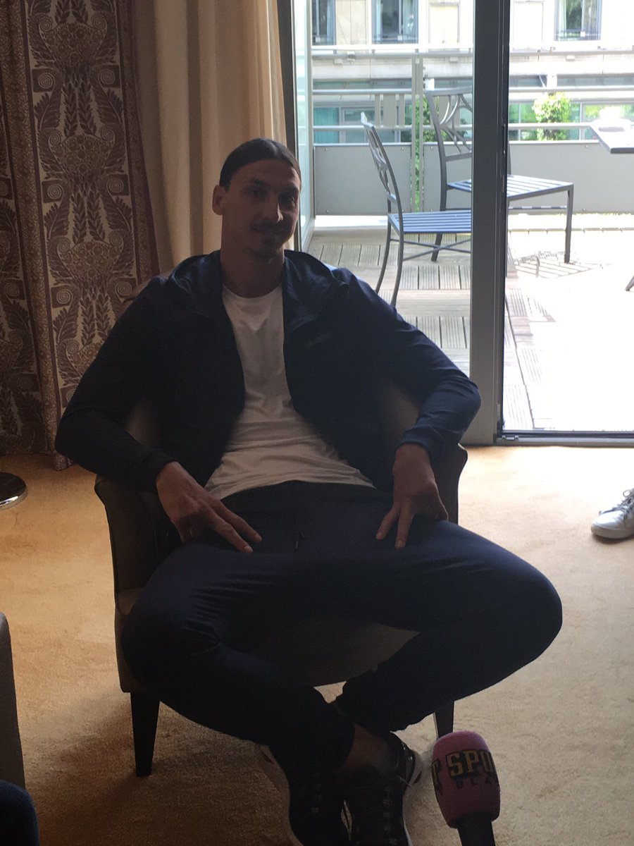 15 minuter med Zlatan i ett varmt och litet hotellrum i Paris.