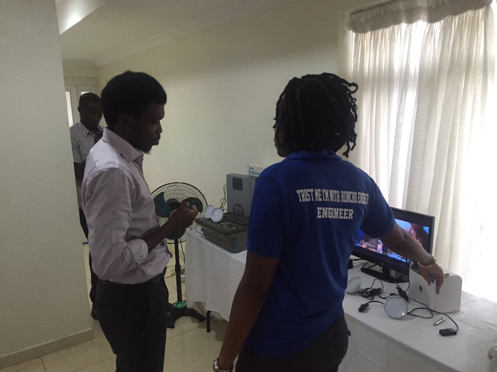 Roncho_Energy's tweet photo. People from the audience observing what the Solectric plug and play system can do. 💪#TechnologyAtWork #ronchoenergy https://t.co/dUcY8UDdnz