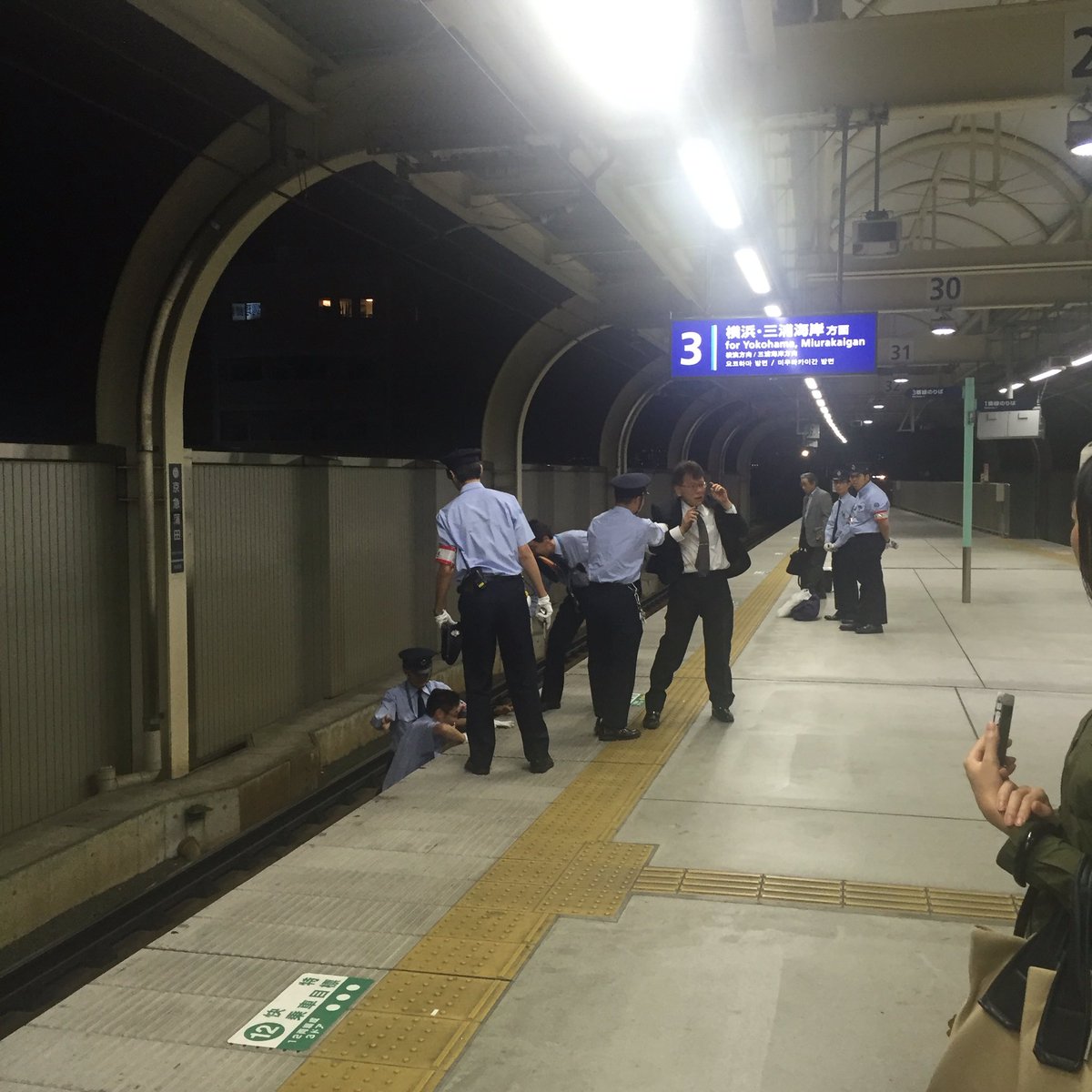 大田区議会議員 いぬぶし秀一 超迷惑 酔っ払いオヤジが線路に落っこちて京急全線停止 馬鹿野郎 大田区議会議員 いぬぶし秀一 超迷惑 酔っ払いオヤジが線路に落っこちて京急全線停止 馬鹿野郎