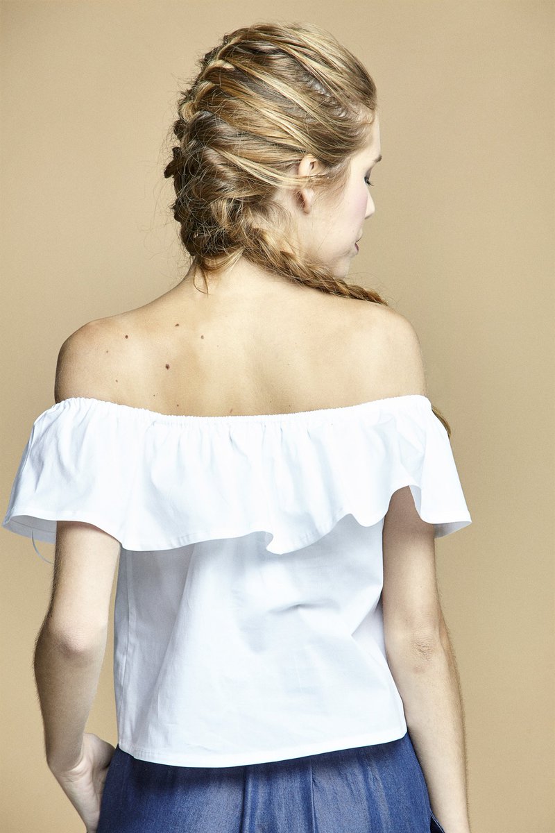 ClpShop's tweet photo. ¿No es ideal este top blanco? #Moda #CLP #CLPshop #Clothes https://t.co/DAhC47fPpc