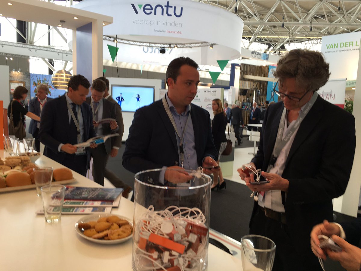 FaktonNews's tweet photo. Bent u 100 % opgeladen? Scoor een echte #Fakton #powerbank op onze stand 43! #Provada #hal11 https://t.co/HTE6oZsLGU