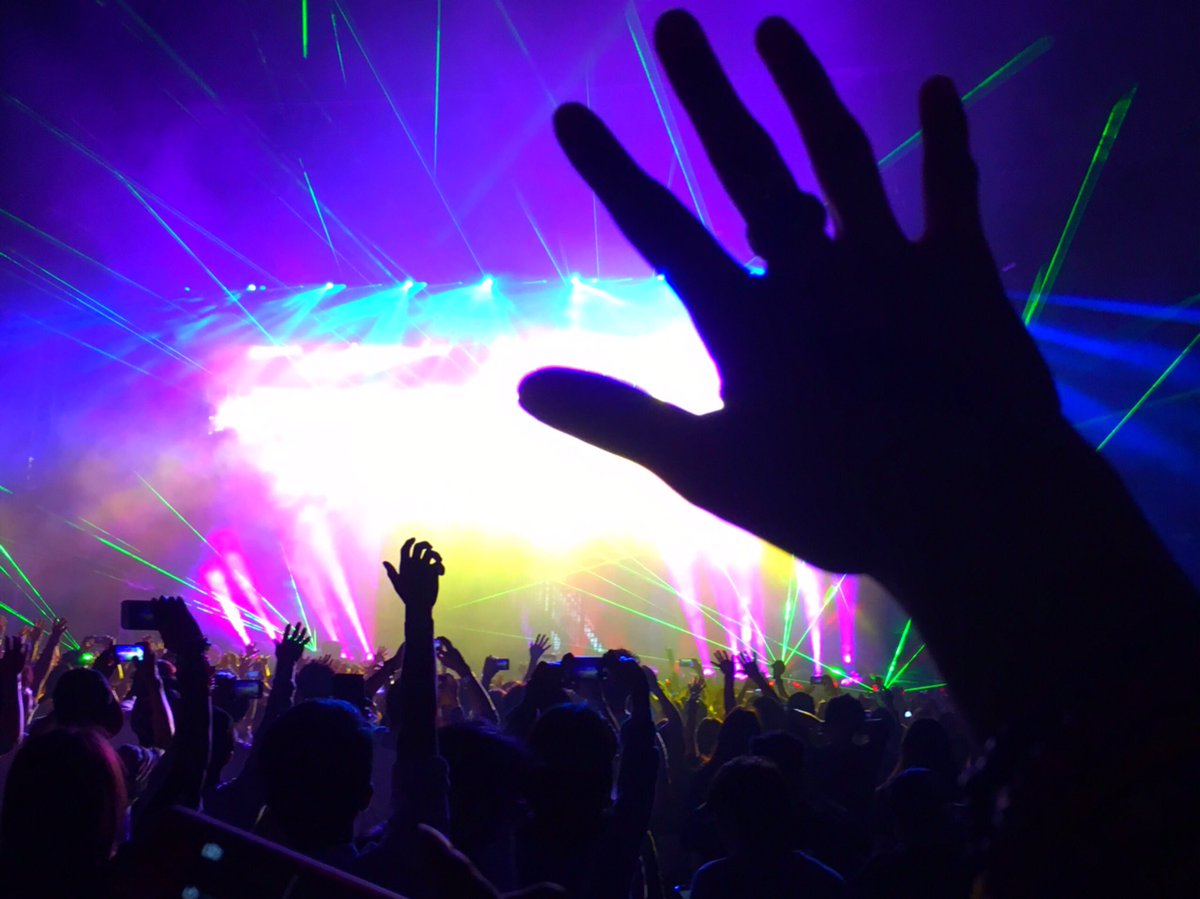 AMomoreon's tweet photo. 未だ
余韻に浸ってる
人生を教えてくれたAviciiにもう一度会いたい
Aviciiが生み出した曲を聴いて
人生を後悔しないように生きる👱🏻

#Avicii
#Avicii好きさんRT 
#AviciiJapanTour2016 https://t.co/cLhupXIKbB