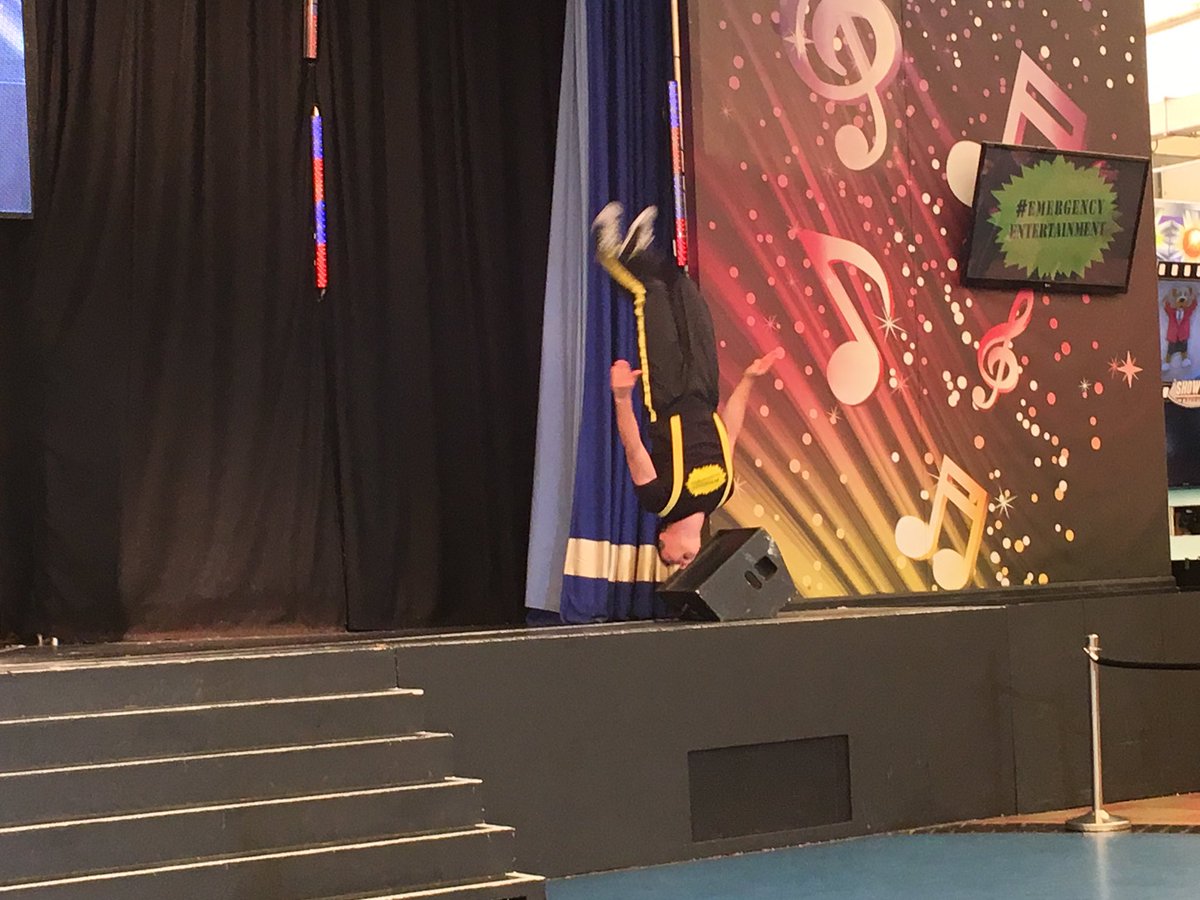 kerrymerilo's tweet photo. @Butlins Absolutely love these 2 guys #Emergencyentertainment at #skegness https://t.co/bdFsV5iCuw