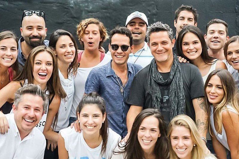SoyVnezolano's tweet photo. ¡GRANDES! Marc Anthony y Alejandro Sanz participaron en colecta de insumos para Venezuela https://t.co/GoodbnsmNN https://t.co/8RQoFUl8zK