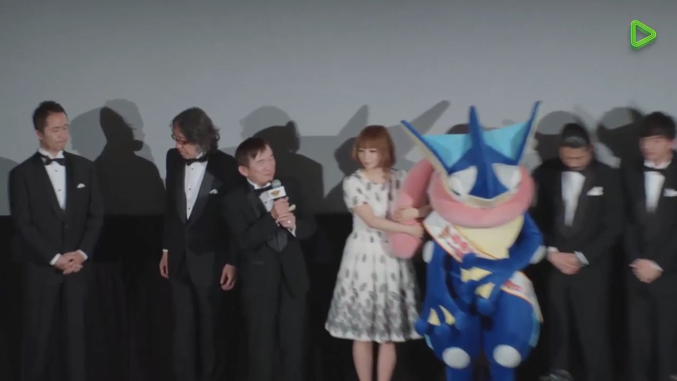 にかいち このしょこたんが着ぐるみゲッコウガさんのベロマフを抱いてたような感じで ポケセンでゲッコウガさんのベロマフラークッションとか抱き枕とかが販売されたりしないですk T Co Reqcbetp3i Twitter