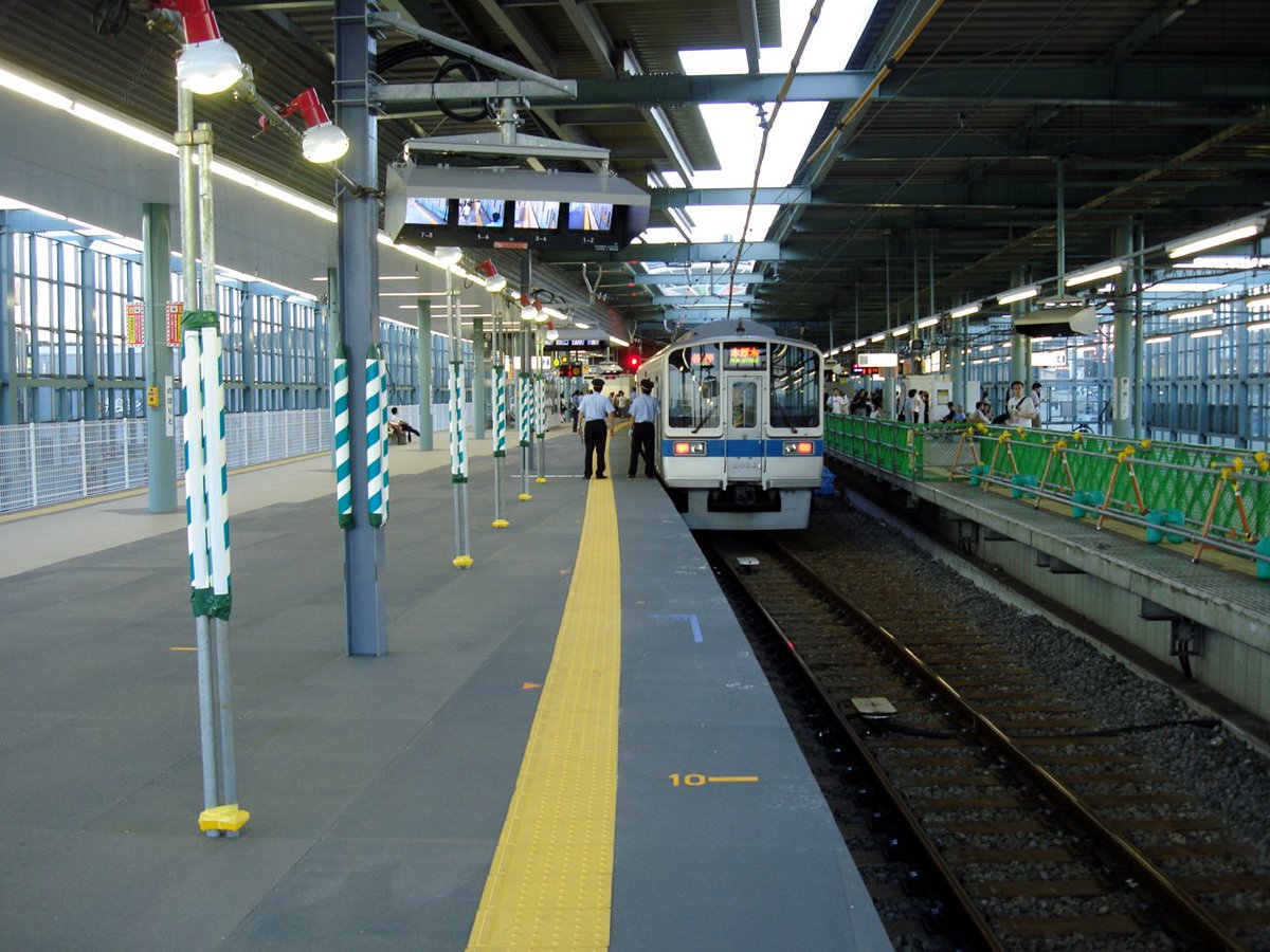 おきらく娯楽工房 小田急登戸駅の工事変遷3 07年9月段階の状況です 下りホームを使用開始するも 多摩川側区間の切換が同時に出来なかったため ぐにゃっと線路を曲げて下りホームは仮ホームを大幅に張り出した形で運用を開始しました おきらく娯楽工房 小田急登戸駅の工事変遷3 07年9月段階の状況です 下りホームを使用開始するも 多摩川側区間の切換が同時に出来なかったため ぐにゃっと線路を曲げて下りホームは仮ホームを大幅に張り出した形で運用を開始しました