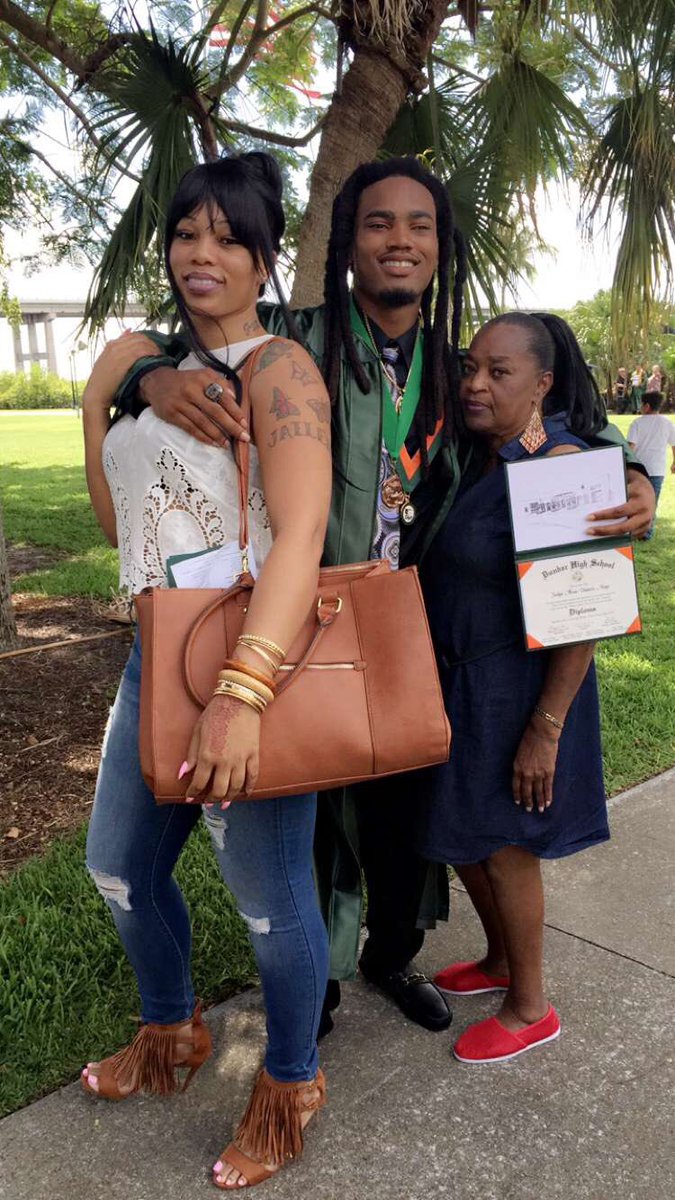 theAddiction16's tweet photo. A mothers dream Lord I just want to say Thank you for it all 🙏🏾🙏🏾🎓🎓🎓 https://t.co/EFH8OZdqY3