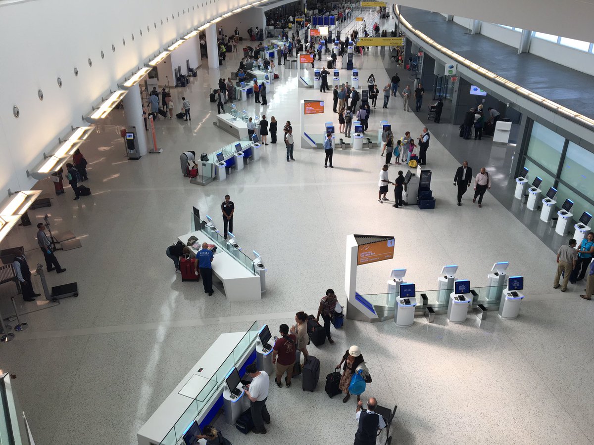At Terminal 5 launching new self-tagging lobby.  Congrats team JFK! <a href="/HelloJetBlue/">HelloJetBlue</a> <a href="/DonUselmann/">Don Uselmann</a> @jlgeraghty
