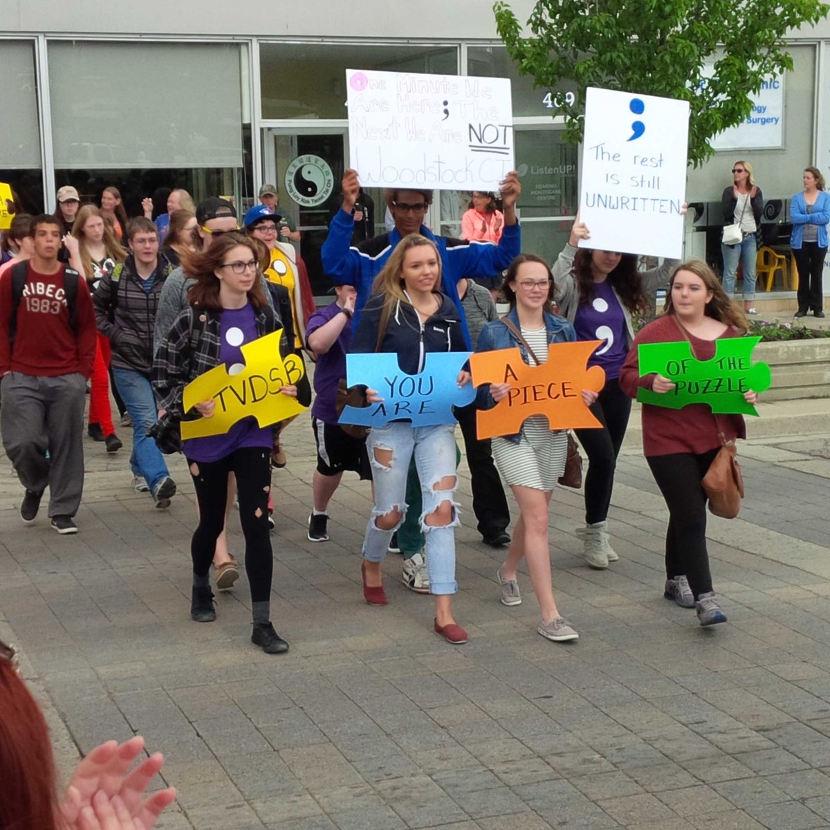 SebastienRDI's tweet photo. 50aine d'etudiants du #Woodstock Collegiate Institute arrivent au rassemblement pour la sante mentale #onrc #icito https://t.co/93r2g09DIs