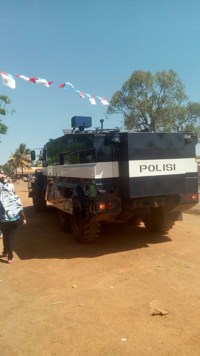 Royaltv_plus's tweet photo. #TheGuiltyAreAfraid Serikali ya Magufuli kupitia Jeshi la Polisi yashambulia wananchi ktk mkutano wa hadhara Kahama. https://t.co/CycPsZYJIt