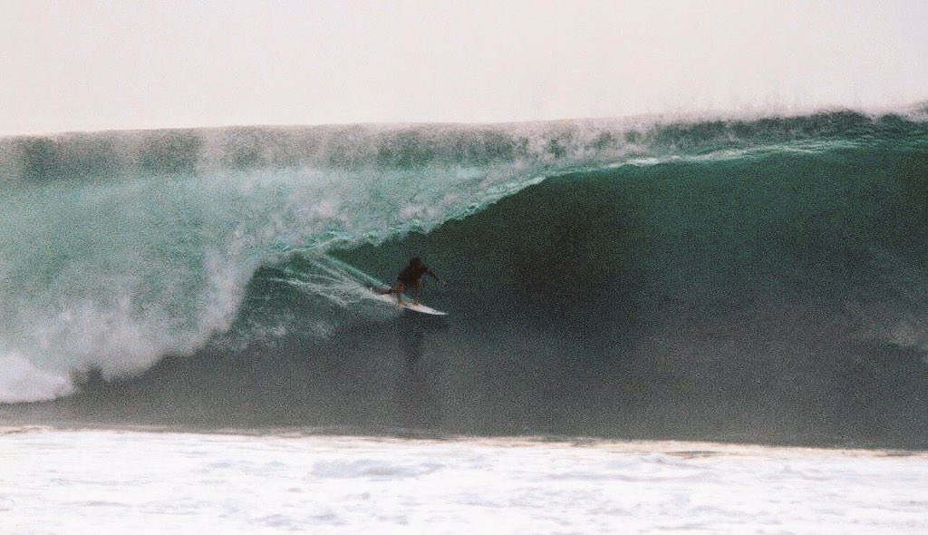 elpoetadelsurf's tweet photo. Nos llena de orgullo mostrar esta foto de #PepeRomo donde sale @goncalvescab en la ola dl día en #Indonesia #respect https://t.co/VpvLdjVBLC
