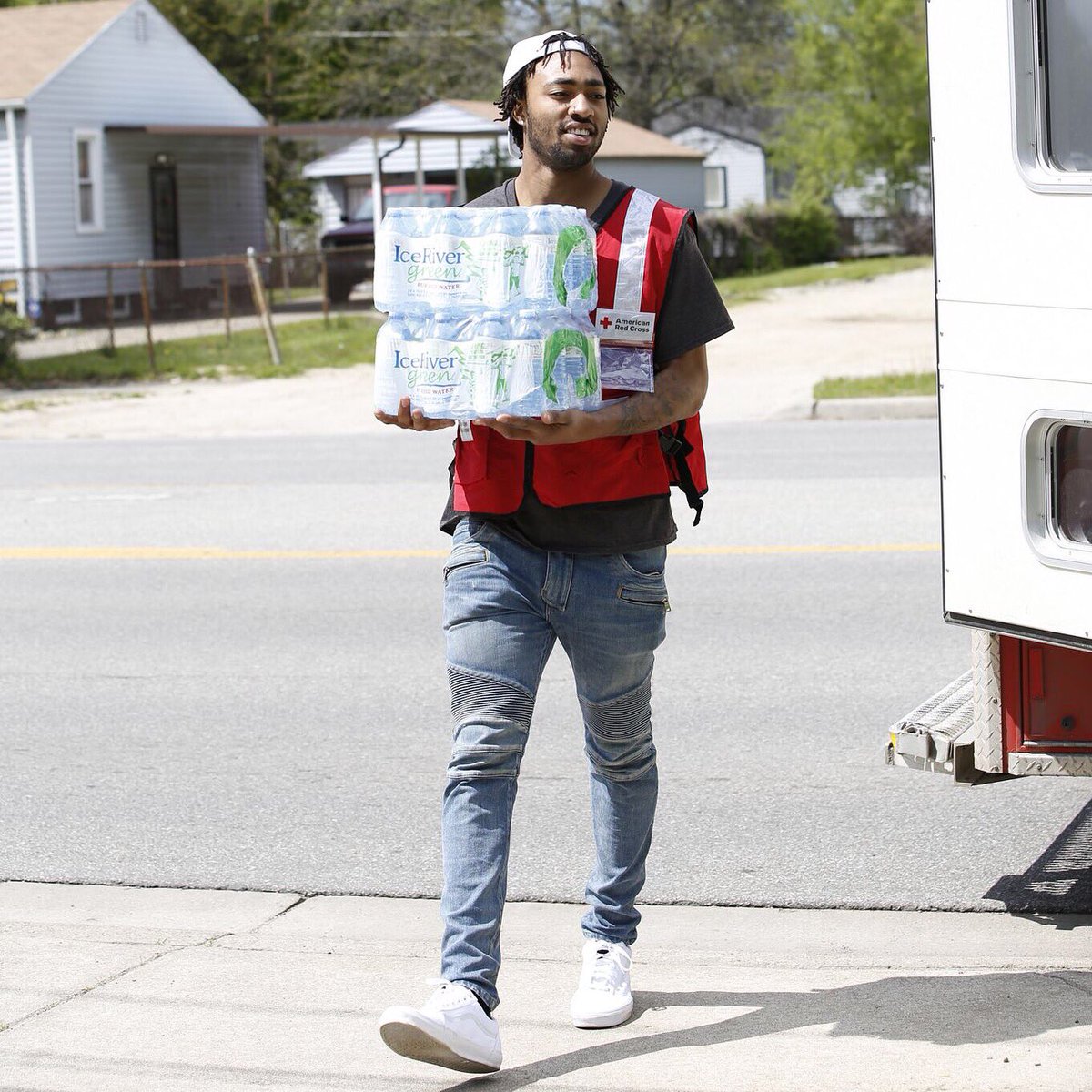 TheNBPA's tweet photo. .@realjamesyoung returned to his hometown of Flint, Mich., as a Red Cross volunteer to give clean water to residents https://t.co/UQlqM2Bpzz