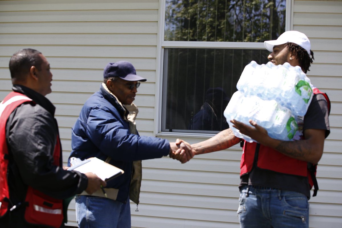 TheNBPA's tweet photo. .@realjamesyoung returned to his hometown of Flint, Mich., as a Red Cross volunteer to give clean water to residents https://t.co/UQlqM2Bpzz