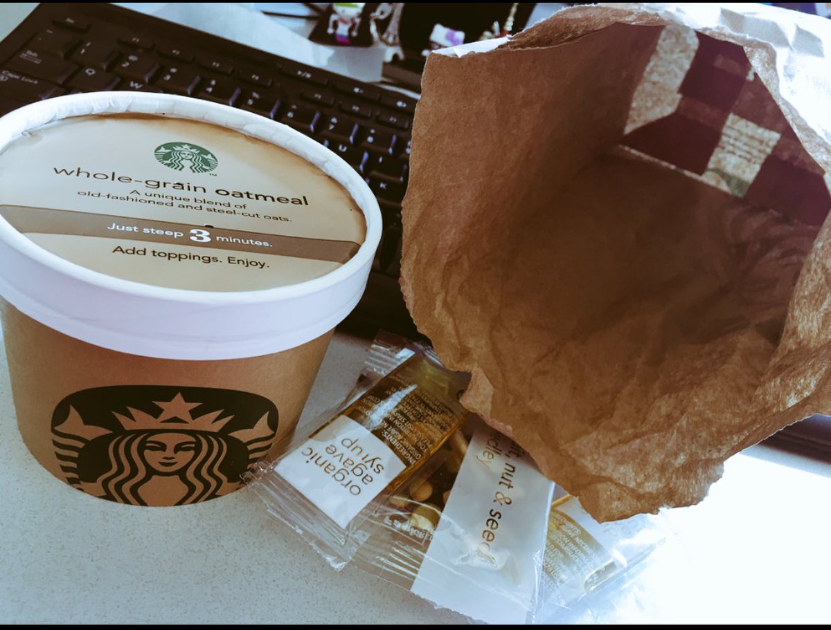 Rosie_Rozay_'s tweet photo. When you order BLUEBERRY oatmeal at #Starbucks and this is all you get...again #alwayscheckthebag #canttrustthem 😤 https://t.co/DTEFogMKrV