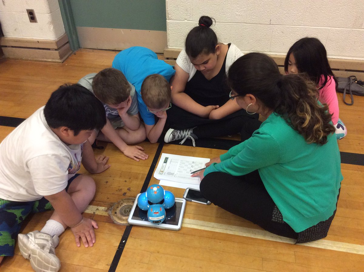 JHuynhTDSB's tweet image. Dash the programmable robot joins the team! #codingolympics #TDSB @LOGICSAcademy