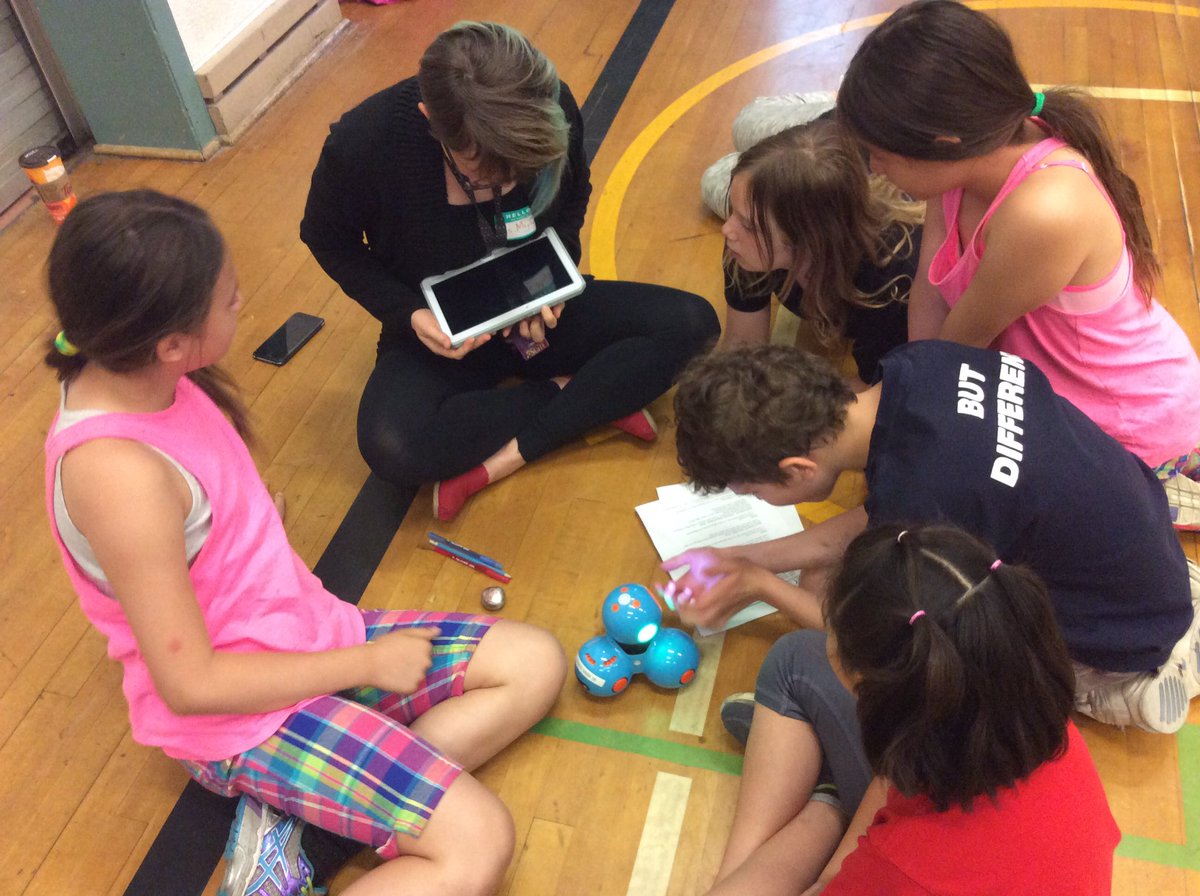JHuynhTDSB's tweet image. Dash the programmable robot joins the team! #codingolympics #TDSB @LOGICSAcademy