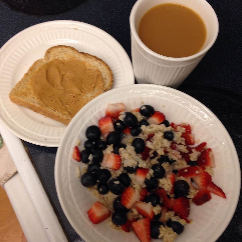 MelissaIsArtsy's tweet photo. An example of a typical #breakfast during #BodyBeast. #oatmeal #berries #toast #peanutbutt… https://t.co/QaIfdPSoW2 https://t.co/AjW4ybHhU7