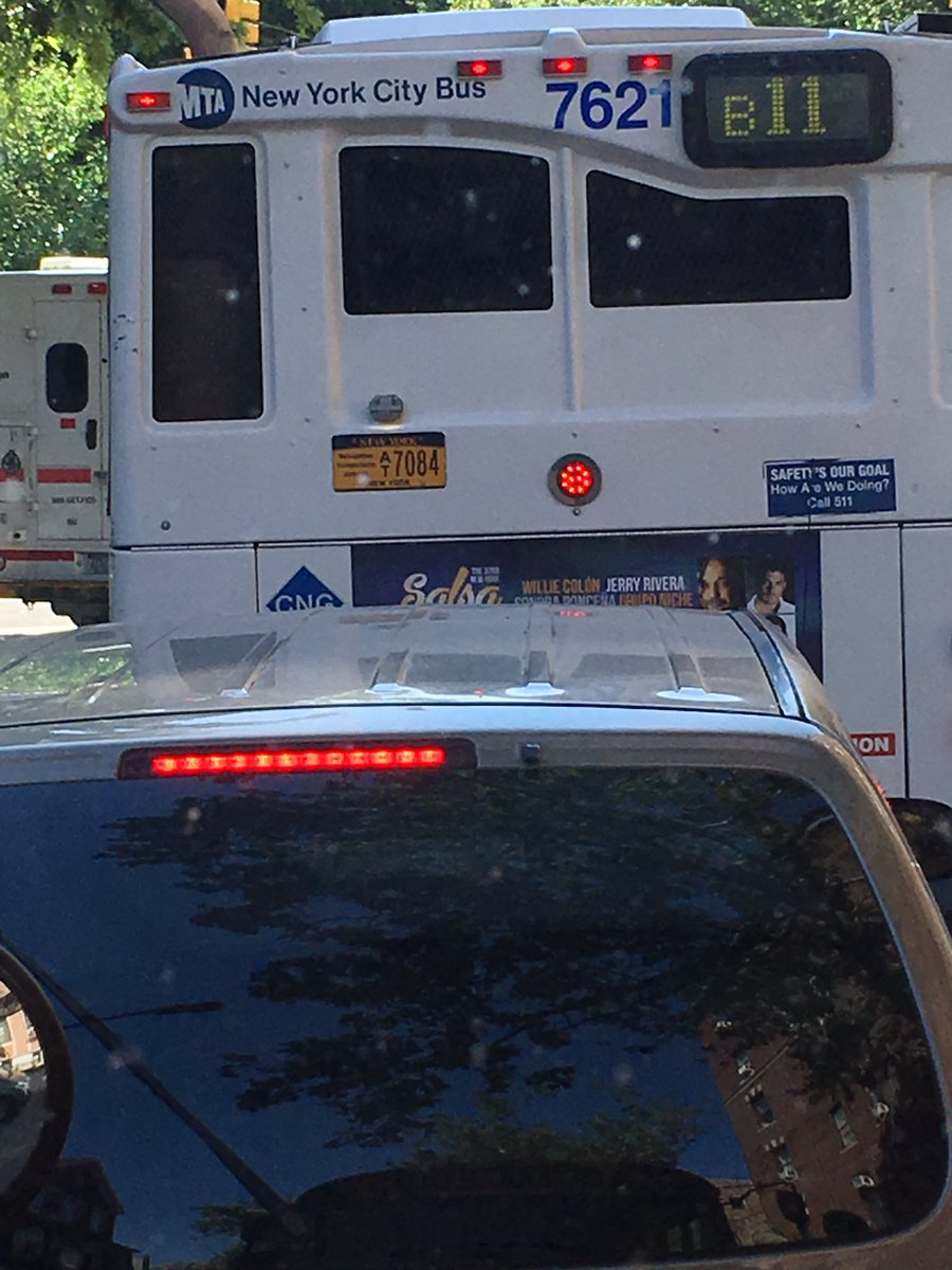 TyForHelping's tweet image. This needs to stop @MTA buses are picking up people not in the bus stops just in middle to the block it's a shame