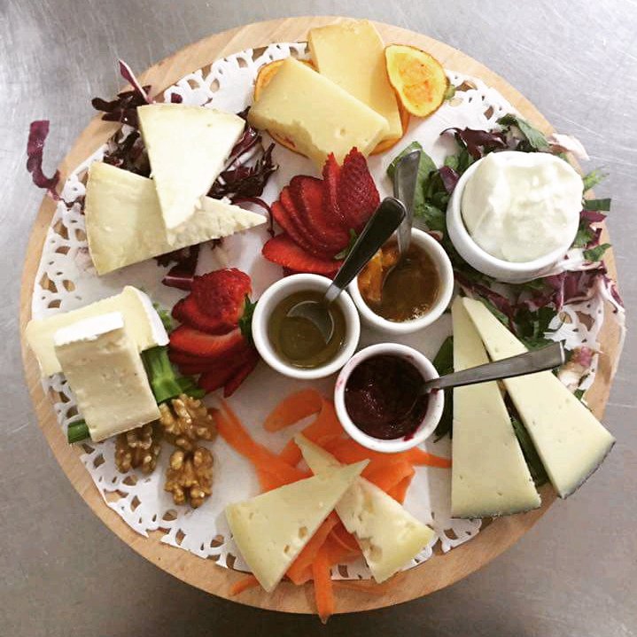 Marcanze's tweet photo. Degustazione di formaggi marchigiani #agriturismo #localfood #food #delicious #lemarche #cheese https://t.co/xK4EUNGoH5