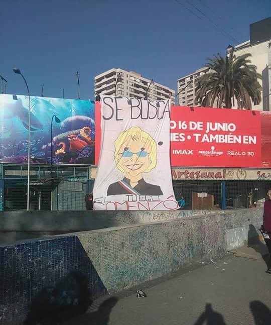 Chileokulto's tweet photo. Ahora: Intervención en Cerro Santa Lucia y sus cercanías  .. #ElJuegoComenzó "Se Busca" #EstudiantesMovilizados https://t.co/LNTOhuxdz6