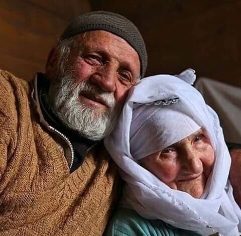 Göz gördüğüyle,
Gönül sevdiğiyle kalır...