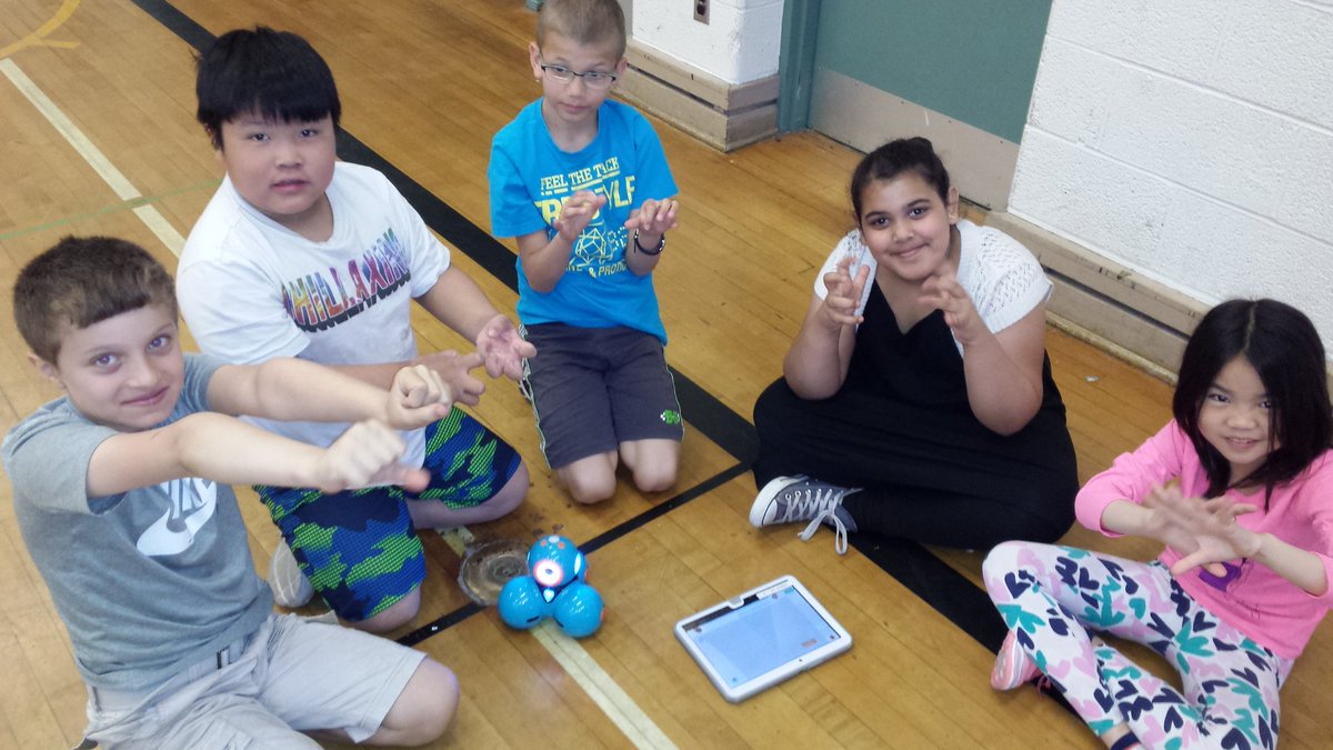 SMILE_123ABC's tweet image. The Programming Rockets practicing blocky @LOGICSAcademy @RyersonCS  #codingolympics #team14 #programmingrockets