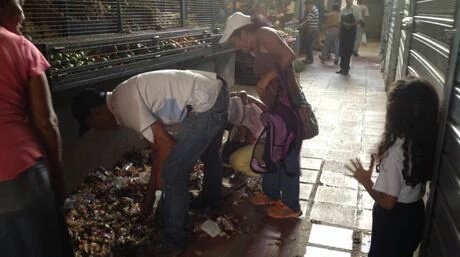 RETachira's tweet photo. El éxito de la agricultura urbana se ve en mercados. Venezolanos buscan en basura para alimentarse #HechoEnSocilismo https://t.co/uUbsiD42km