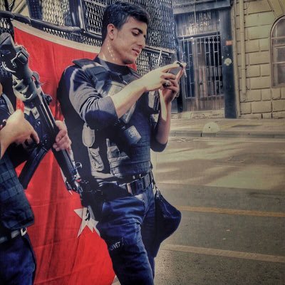 TuhafAmaGercek's tweet image. "Sessizce ölümü bekleyelim" demişti cevik kuvvet polisi Emrah Pekdoğan. Vezneciler'deki hain saldırıda şehit oldu.