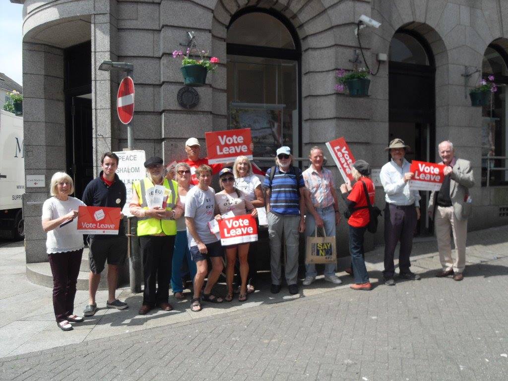 Cornwall_Leave's tweet photo. Great support for @vote_leave in Penzance on Saturday. https://t.co/h3AOsXSUDU