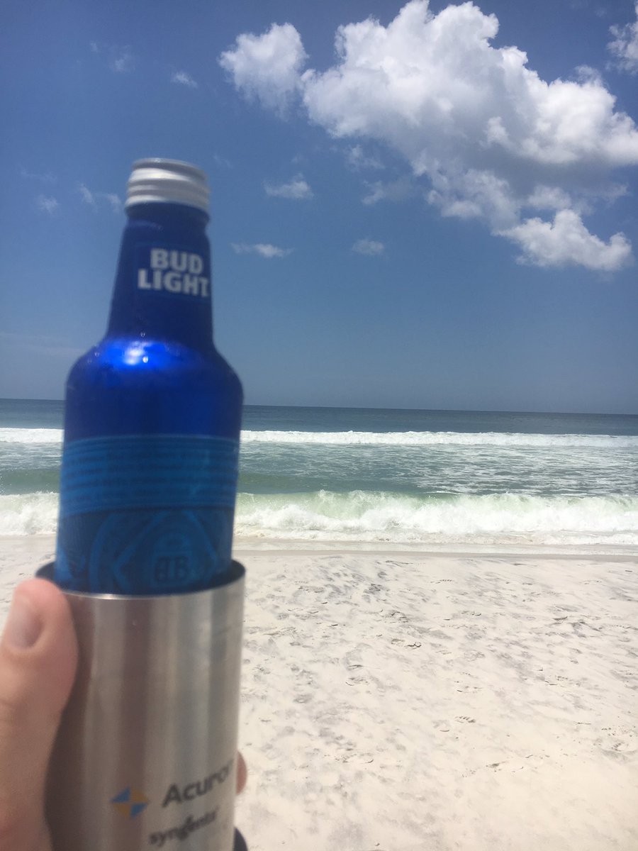 n8pr8r6030's tweet photo. Little vaca on the beach! #love life #catchupnextweek https://t.co/3fZ3RFhC9h