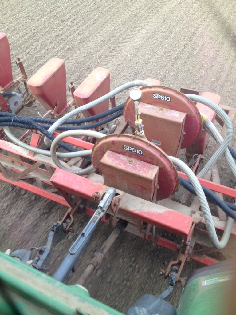 DyanneSch's tweet photo. Ook de sperciebonen de grond in voor #Laarakker via #Nautilus Organic. https://t.co/6rFxM3S8rp