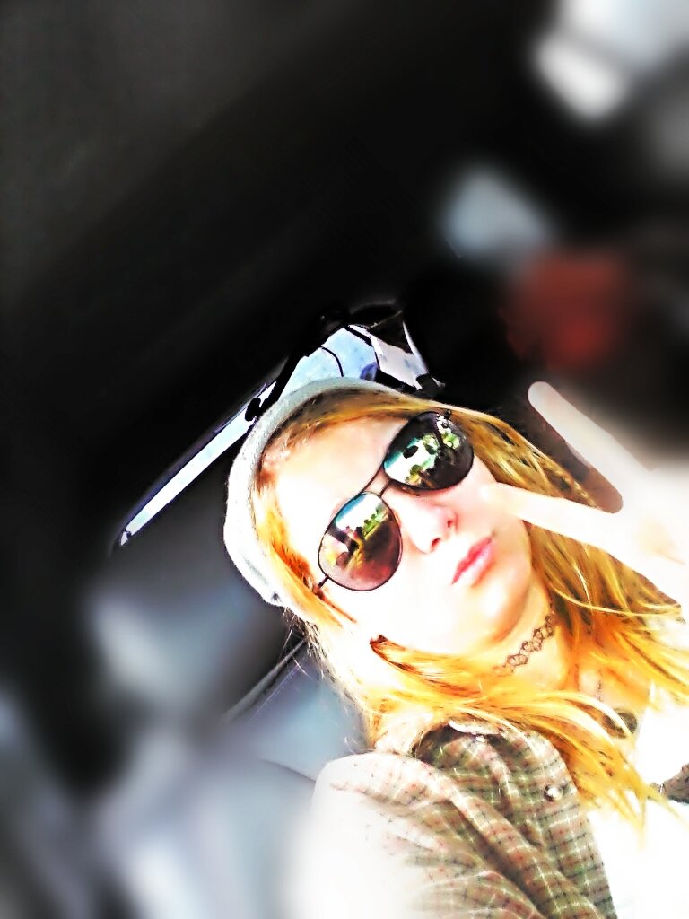 SFHappyHippie's tweet image. Couple days ago.Chillin in the car! I LOVE THE WAY I AM. #HippieAtHeart #stonerbabe #hippiebitch #budbuddies 💋👄💋👄💗✌