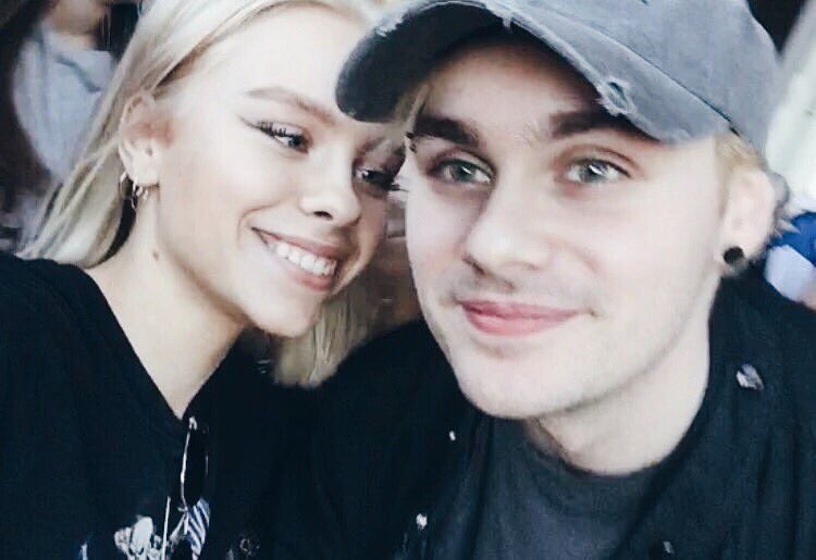 BRVKENSCENECREW's tweet photo. Pretty boy #MTVAwardsStar 5 Seconds Of Summer https://t.co/28SRaJX5fF