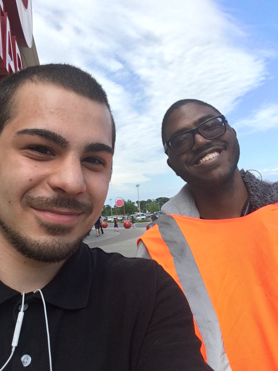 DominicPippetti's tweet photo. I found @hannibalburess son at work today https://t.co/PURIM4QBAx