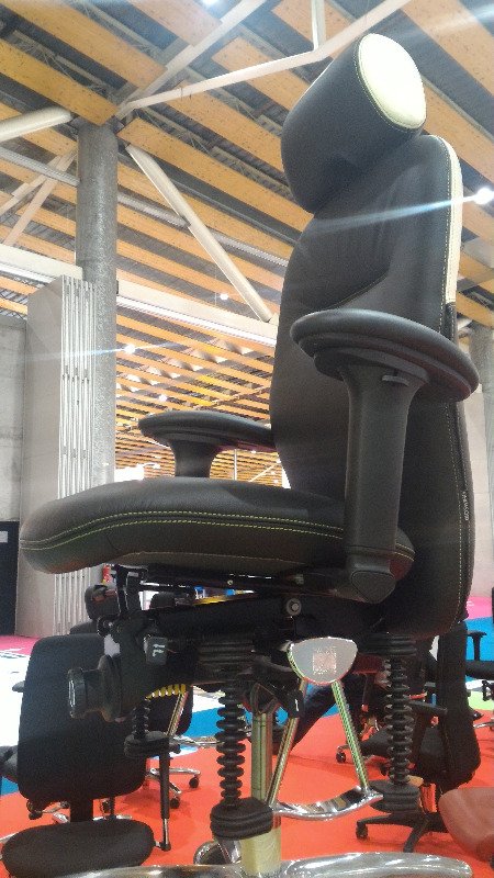 Preventica's tweet photo. Ceci n'est pas un siège éjectable même si l'ingénierie est digne de l'aéronautique! #Ergonomie #Bioswing #BienAssis https://t.co/61uFyofl0n