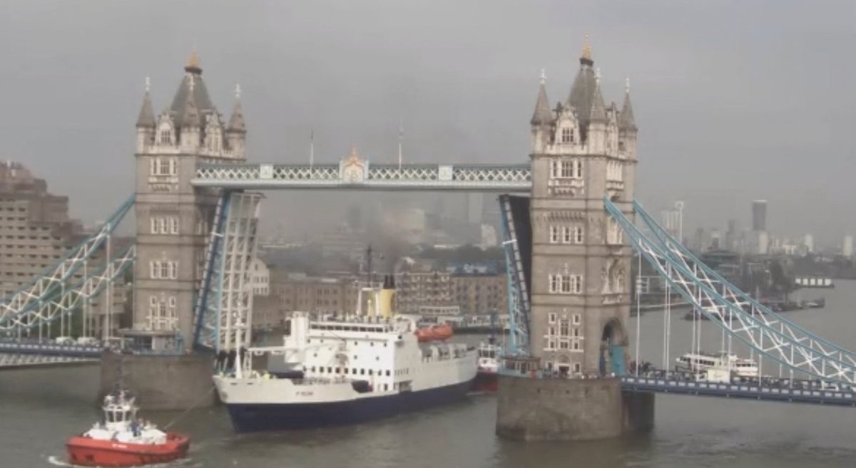 BritishOverseas's tweet image. The world's last Royal Mail Ship, RMS St.Helena passes through Tower Bridge before retirement #RMSStHelena #London